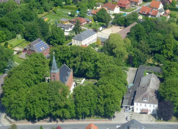 Stollhamm Luftaufnahme der Kirche von Stollhamm mit der Schule im Hintergrund